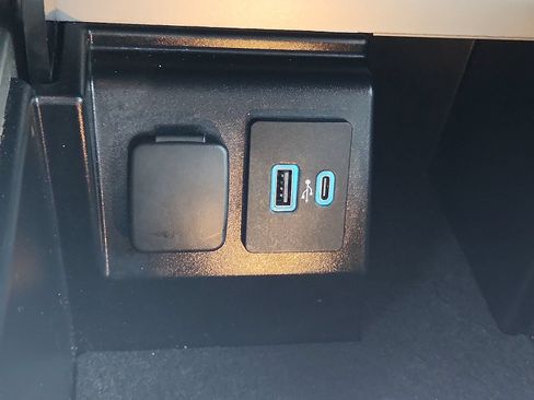 Used 2023 Ford Explorer XLT w/ Equipment Group 202A RWD image 19