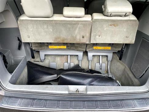 Used 2012 Toyota Sienna XLE image 11