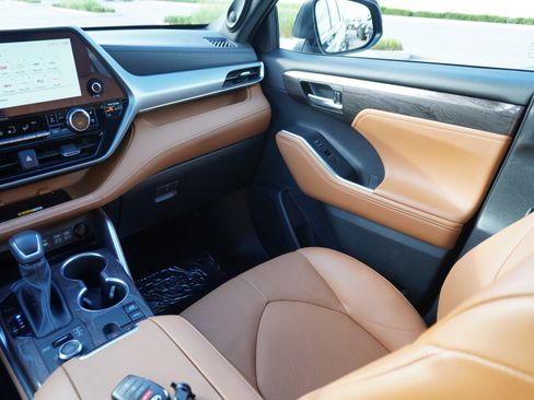 Used 2024 Toyota Highlander Platinum image 20