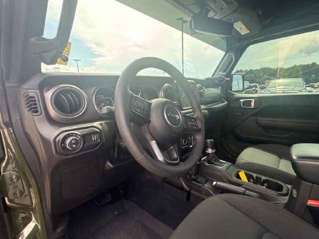 Used 2023 Jeep Gladiator Sport AWD/4WD image 17