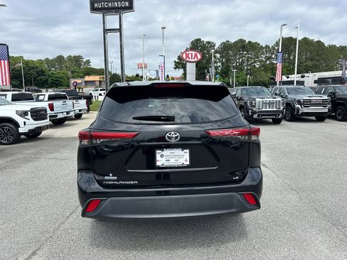 Used 2023 Toyota Highlander LE FWD image 6