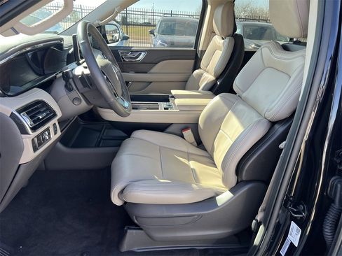 Used 2024 Lincoln Navigator Premiere image 10