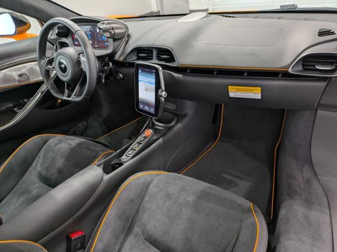 Used 2025 McLaren Artura RWD image 20