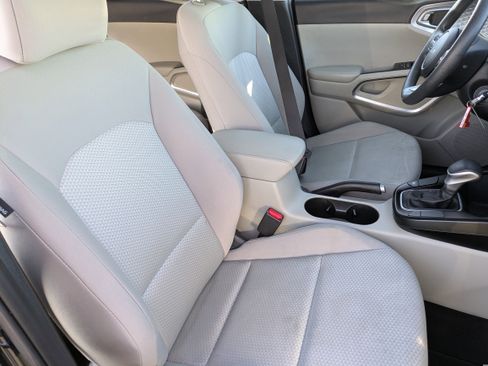 Used 2023 Kia Soul LX image 11