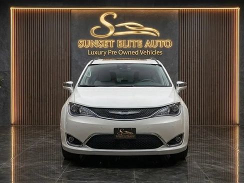 Used 2020 Chrysler Pacifica Limited w/ Advanced Safetytec Group FWD image 2