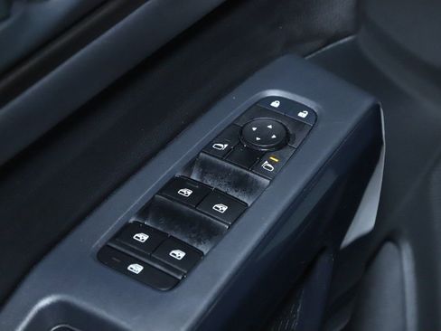 Used 2025 Nissan Pathfinder SV FWD image 17