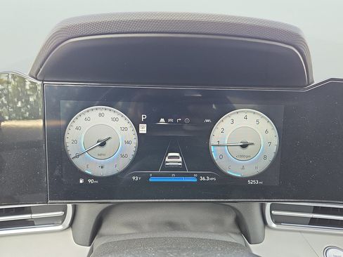 Certified 2025 Hyundai Elantra Limited FWD image 20