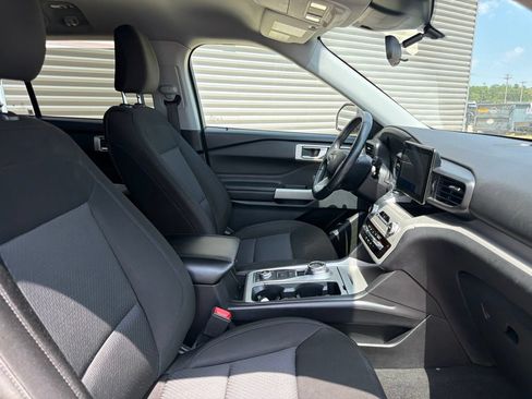 Used 2024 Ford Explorer XLT AWD/4WD image 12