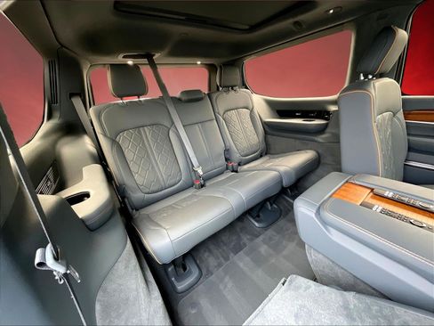 Used 2024 Jeep Grand Wagoneer Series III w/ Rear Seat Video Group 1 AWD/4WD image 26