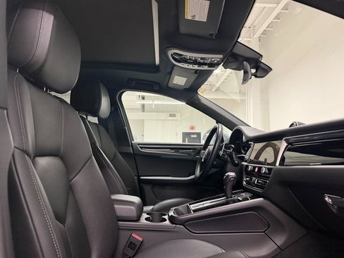 Used 2024 Porsche Macan image 23