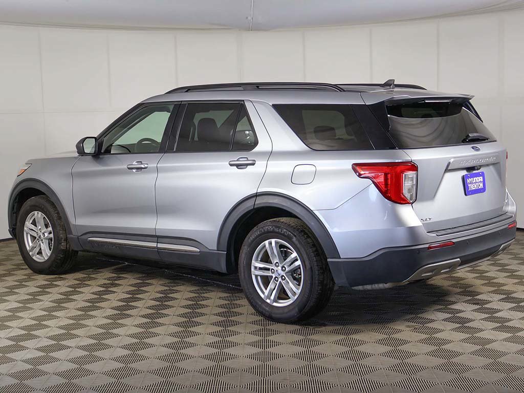 Used 2022 Ford Explorer XLT w/ Equipment Group 202A AWD/4WD image 8
