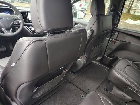 New 2026 Chrysler Pacifica Select image 30
