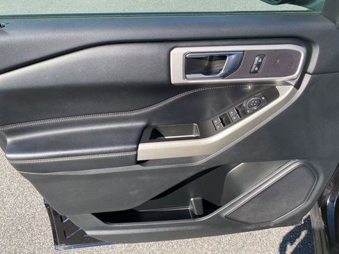 Used 2022 Ford Explorer XLT image 11