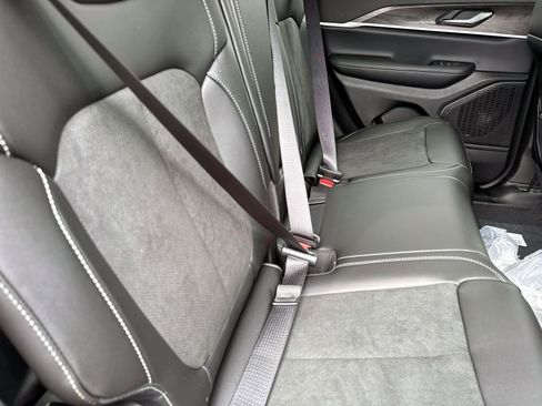 New 2026 Jeep Grand Cherokee Altitude image 8