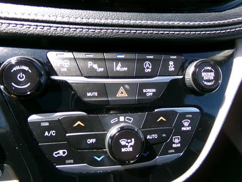 Used 2022 Chrysler Pacifica Limited FWD image 32