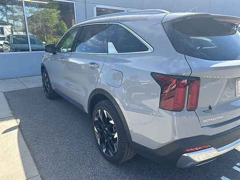 Used 2025 Kia Sorento EX w/ Panoramic Sunroof Package image 9