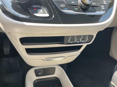 Used 2024 Chrysler Pacifica Touring-L FWD image 26