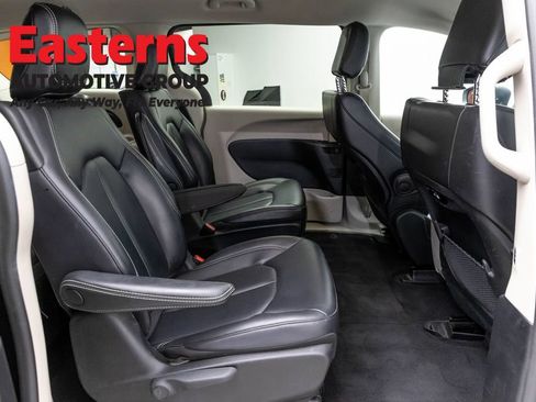 Used 2023 Chrysler Pacifica Touring-L FWD image 25