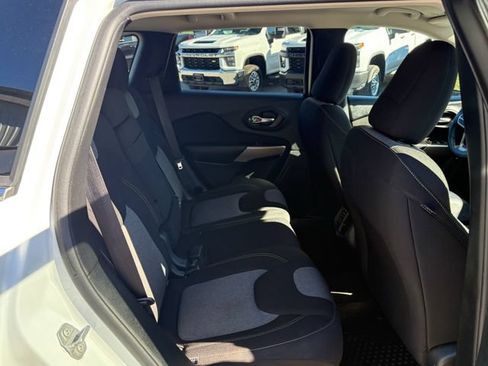 Used 2018 Jeep Cherokee Latitude w/ Cold Weather Group AWD/4WD image 21