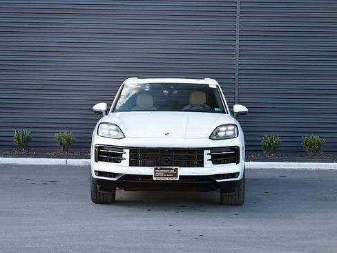 Certified 2025 Porsche Cayenne w/ Premium Package Plus image 10