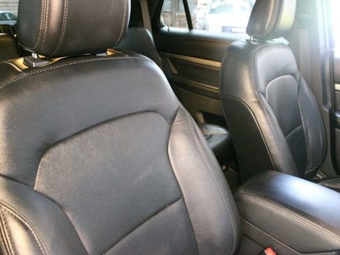 Used 2018 Ford Explorer XLT w/ Equipment Group 202A AWD/4WD image 11