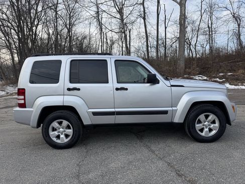 Used 2010 Jeep Liberty Sport w/ Popular Equipment Group image 5