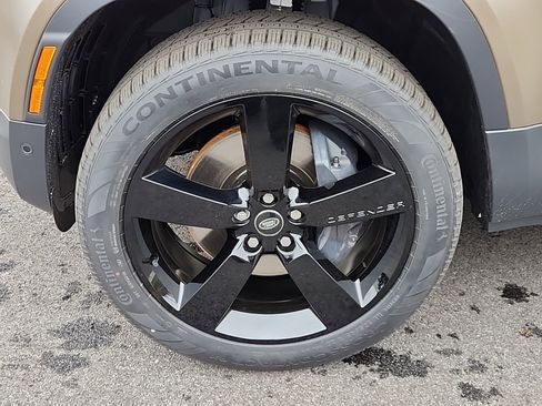 New 2024 Land Rover Defender 110 SE image 9