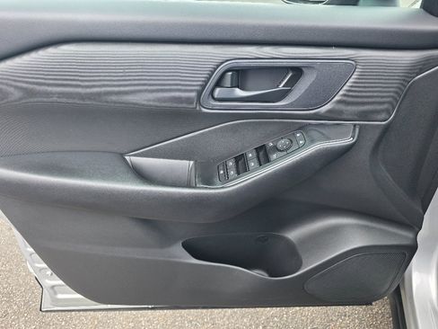 Used 2023 Nissan Rogue S image 10