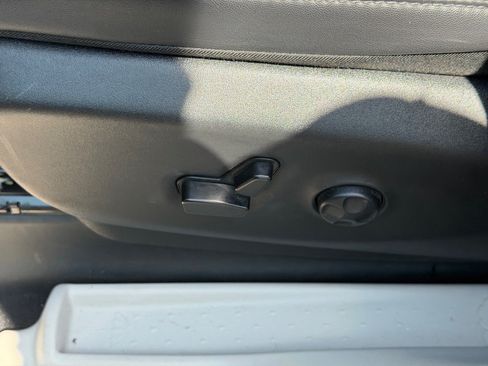 Used 2024 Chrysler Pacifica Touring-L FWD image 10