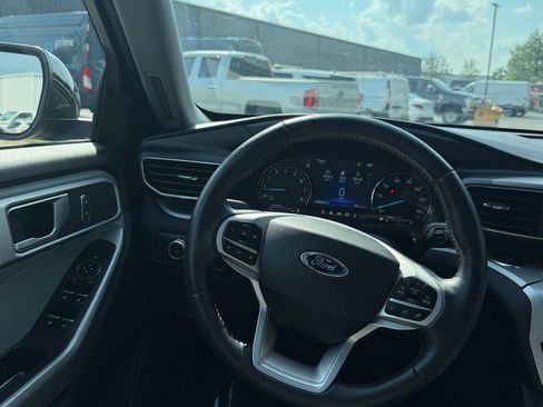 Used 2022 Ford Explorer XLT w/ Equipment Group 202A AWD/4WD image 17