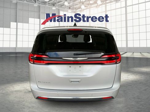 Used 2024 Chrysler Pacifica Touring-L image 4