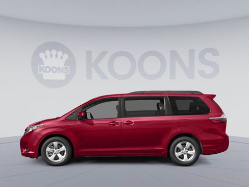 Used 2015 Toyota Sienna LE image 4