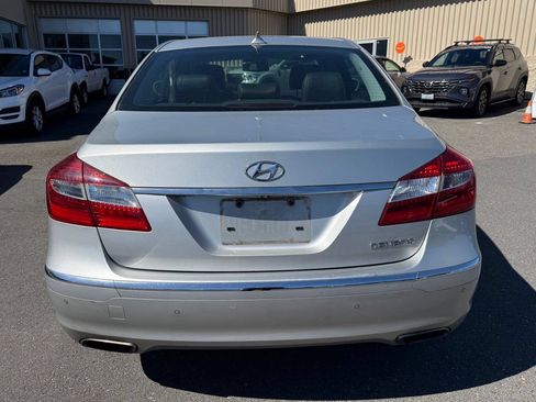 Used 2013 Hyundai Genesis 3.8 w/ Technology Pkg RWD image 3