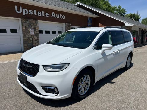 Used 2022 Chrysler Pacifica Touring-L FWD image 1