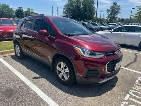 Used 2017 Chevrolet Trax LT w/ LT Convenience Package FWD image 4
