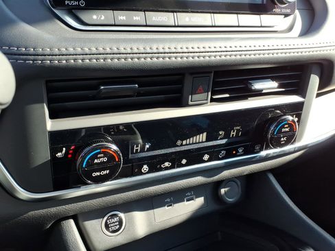 Used 2023 Nissan Rogue SV w/ SV Premium B Package image 20