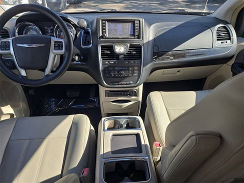 Used 2012 Chrysler Town & Country Touring-L w/ Premium Group image 10