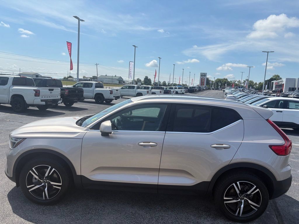 Used 2024 Volvo XC40 B5 Core AWD/4WD image 12