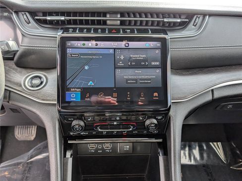 Used 2023 Jeep Grand Cherokee Limited w/ Black Appearance Package image 17