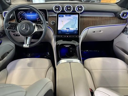 Used 2025 Mercedes-Benz GLC 300 4MATIC image 17