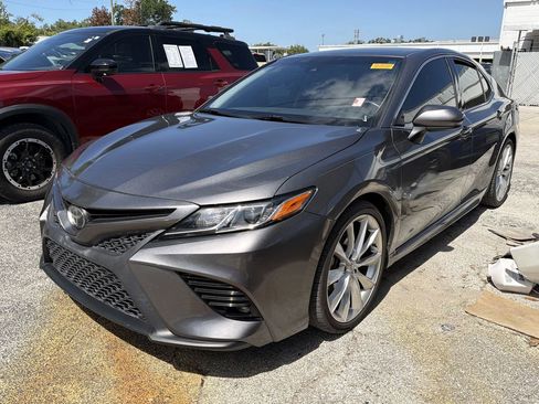 Used 2019 Toyota Camry SE FWD image 3