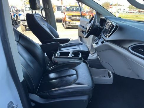 Used 2022 Chrysler Pacifica Touring-L image 11