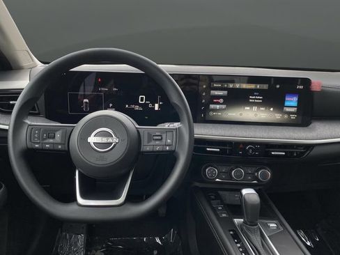 Used 2025 Nissan Kicks SV w/ SV Premium Package image 5