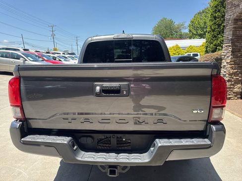 Used 2019 Toyota Tacoma TRD Sport AWD/4WD image 4