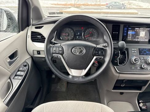 Used 2015 Toyota Sienna LE image 17