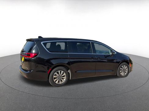 Used 2023 Chrysler Pacifica Touring-L FWD image 15