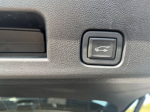 Used 2025 Chevrolet Traverse RS AWD/4WD image 38
