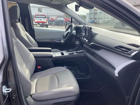 Used 2025 Toyota Sienna XLE image 21