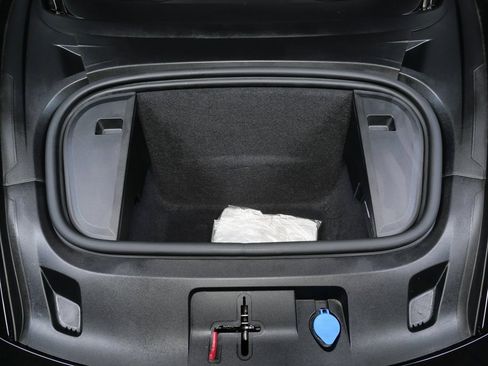 Certified 2023 Porsche Taycan image 31