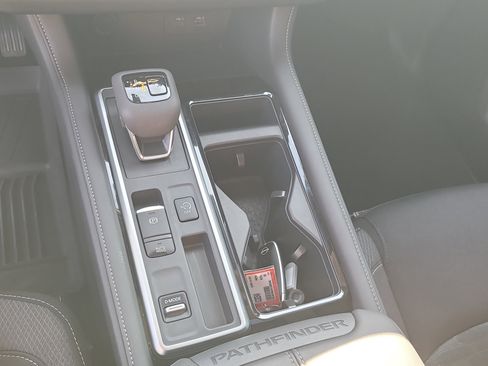 Used 2025 Nissan Pathfinder SV w/ SV Premium Package image 26